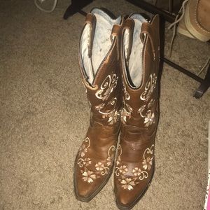 Their gypsy rose boots. Also tan hard wax 7.5 size